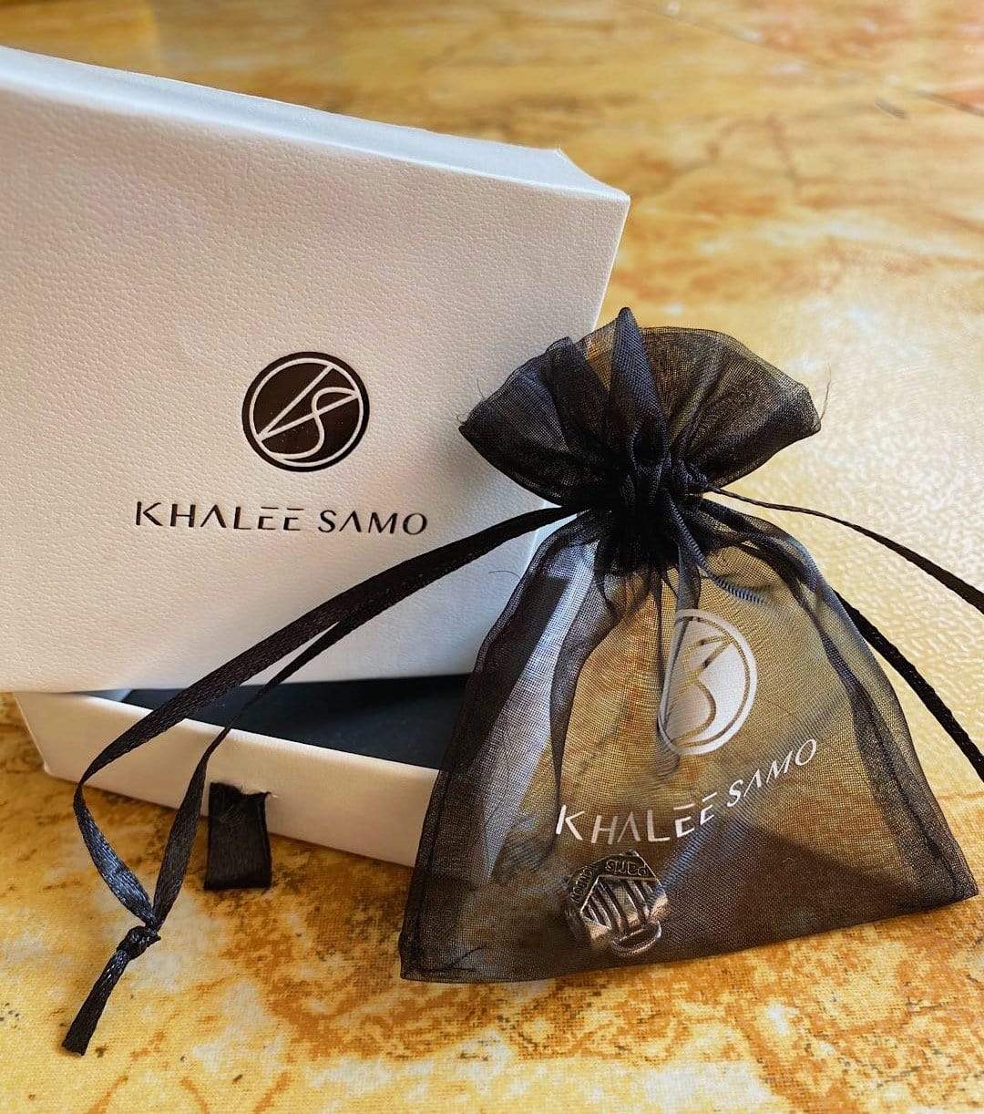 Khalee Samo orientalische Kristall-Halskette, 925 Sterling Silber, in schwarzem Organzabeutel.
