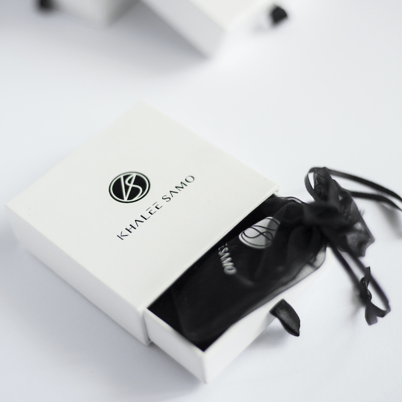 Khalee Samo Wickelarmband in schwarzem Beutel, elegante Schmuckverpackung, Geschenkbox.