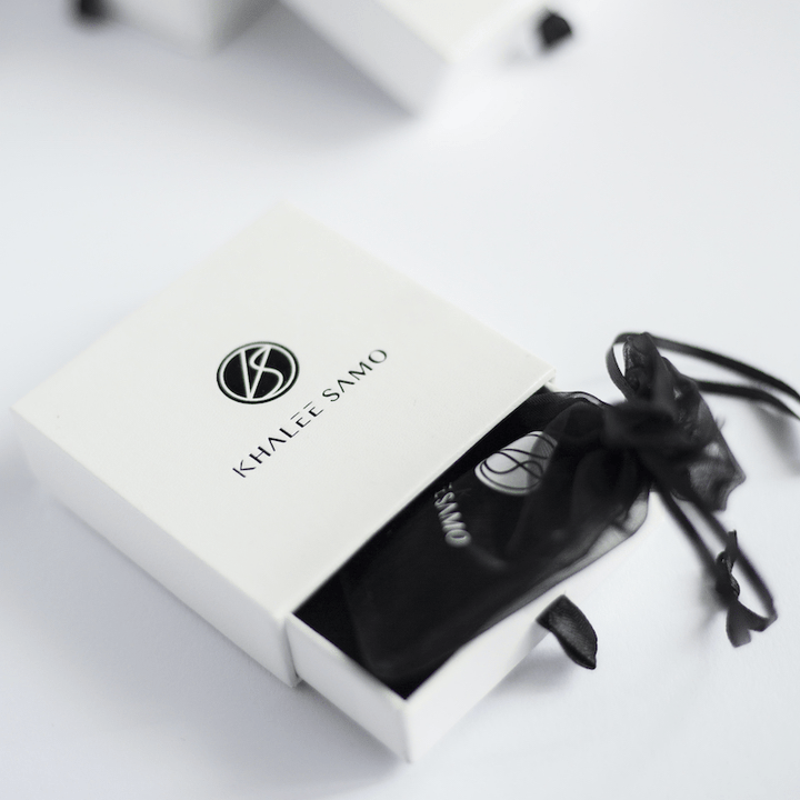 Khalee Samo Wickelarmband in schwarzem Beutel, elegante Schmuckverpackung, Geschenkbox.