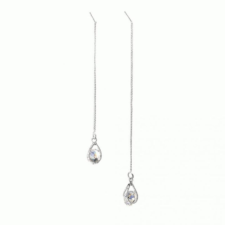 Silberne lange Tropfen-Strass-Ohrringe, unterschiedliche Längen, elegantes Schmuckdesign.