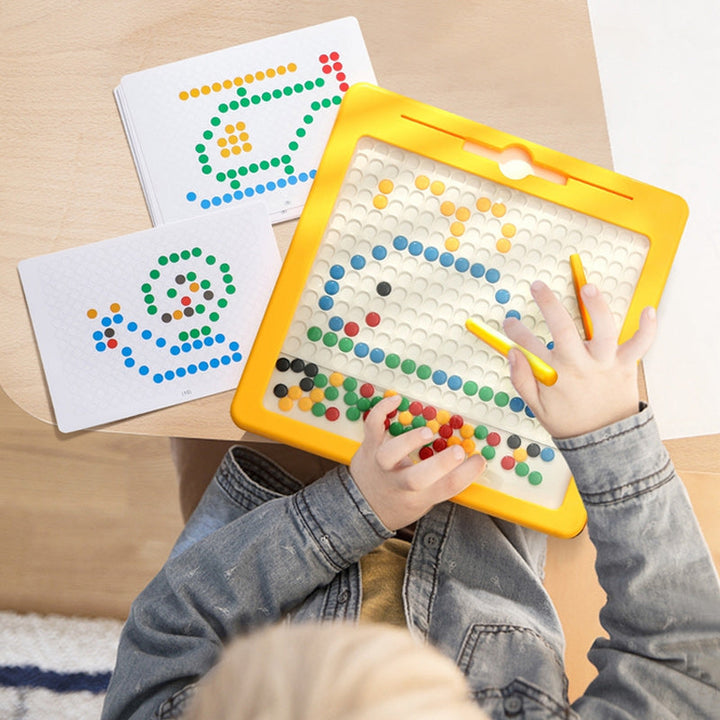 Kinderspielzeug Magnettafel mit bunten Kugeln und Stift, Lernspielzeug für Kreativität und Motorik.
