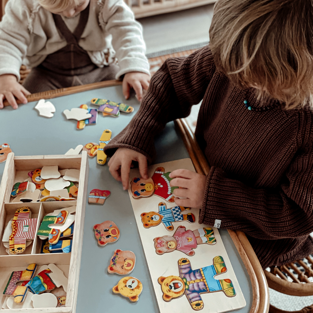 Kinder spielen mit buntem Holzpuzzle, Bärenmotiv, Lernspielzeug, motorische Fähigkeiten fördern.