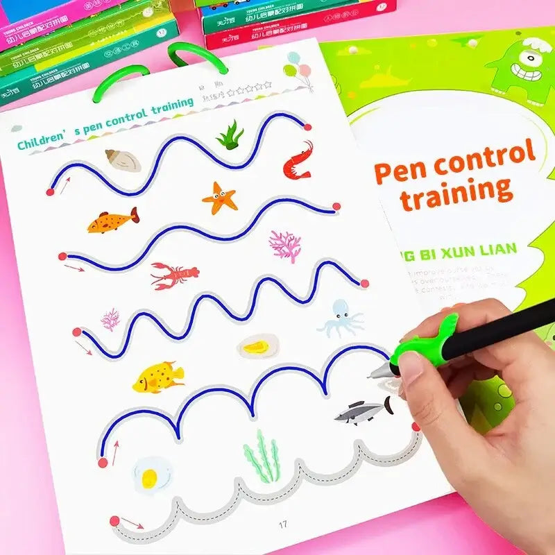 Kindergarten Übungsbuch, Stiftkontrolle, bunte Seiten, Meeresmotive, Kinderhand, rosa Hintergrund.