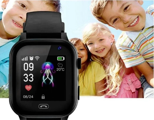 Schwarze Smartwatch für Kinder mit Display, Wetteranzeige und Schrittzähler, fröhliche Kinder im Hintergrund.