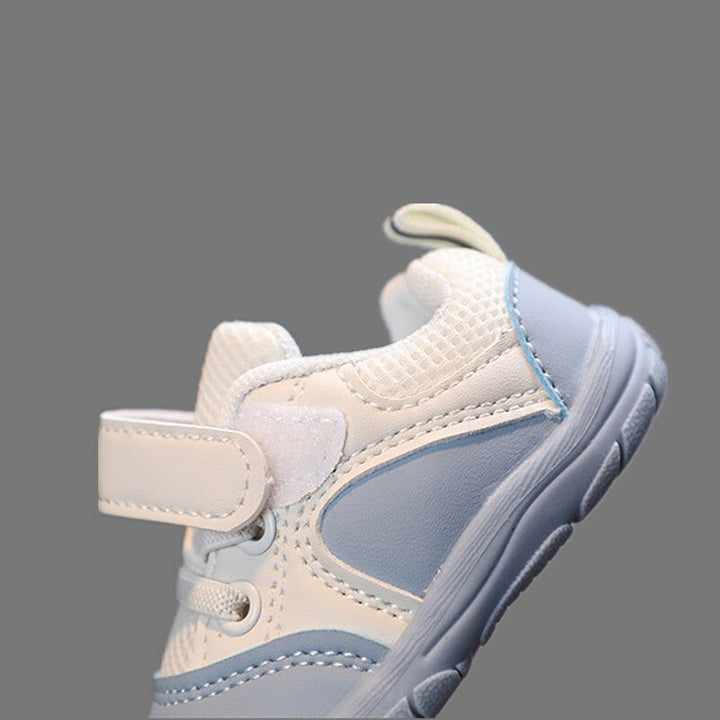 Kleinkind-Sneaker, blau-weiß, Klettverschluss, atmungsaktiv, rutschfeste Sohle.
