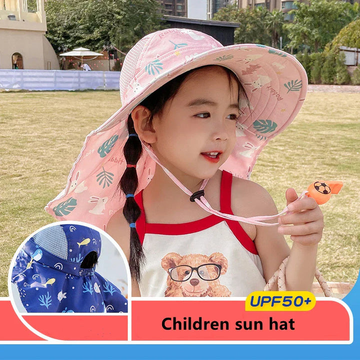 Mädchen mit rosa Kinder-Sonnenhut UPF50+, Tiermuster, Sommer, Sonnenschutz.
