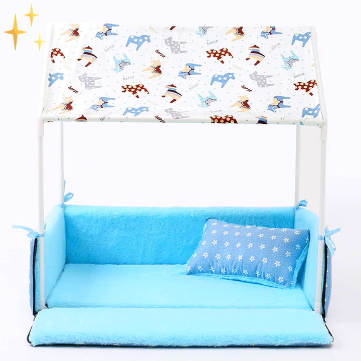 Blaues Kinderbett mit Tiermuster-Baldachin, weiches Kissen, gemütliches Design für Kinderzimmer.
