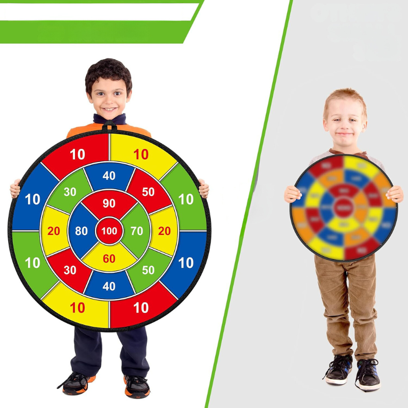 Zwei Kinder halten bunte Zielscheiben, Dartspiel für Kinder, Indoor-Spielzeug, Lernspiel.