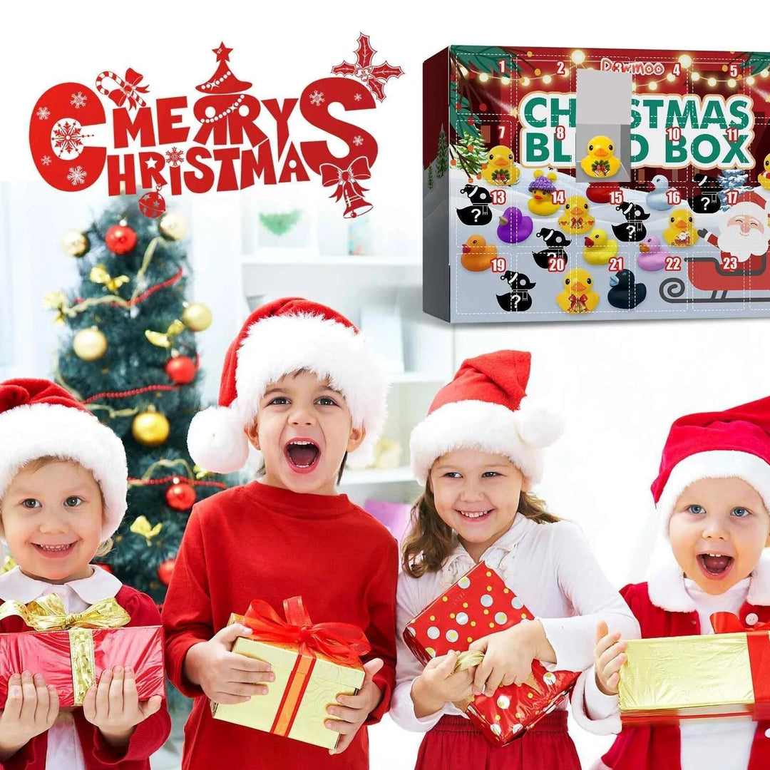Vier Kinder in Weihnachtsmützen mit Geschenken vor einem Weihnachtsbaum und Adventskalender.