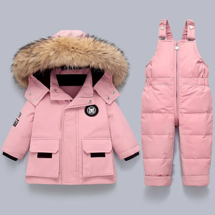 Rosa Kinder-Winterset mit Daunenjacke und Latzhose, Fellkapuze, warm, modisch.