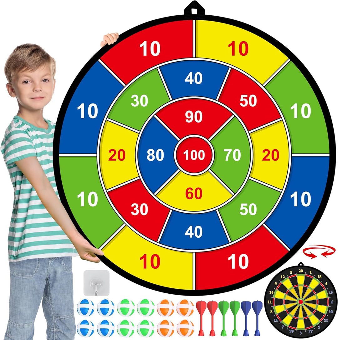 Junge mit großem buntem Wurfspiel-Dartboard, inklusive Pfeile, für Kinder drinnen.
