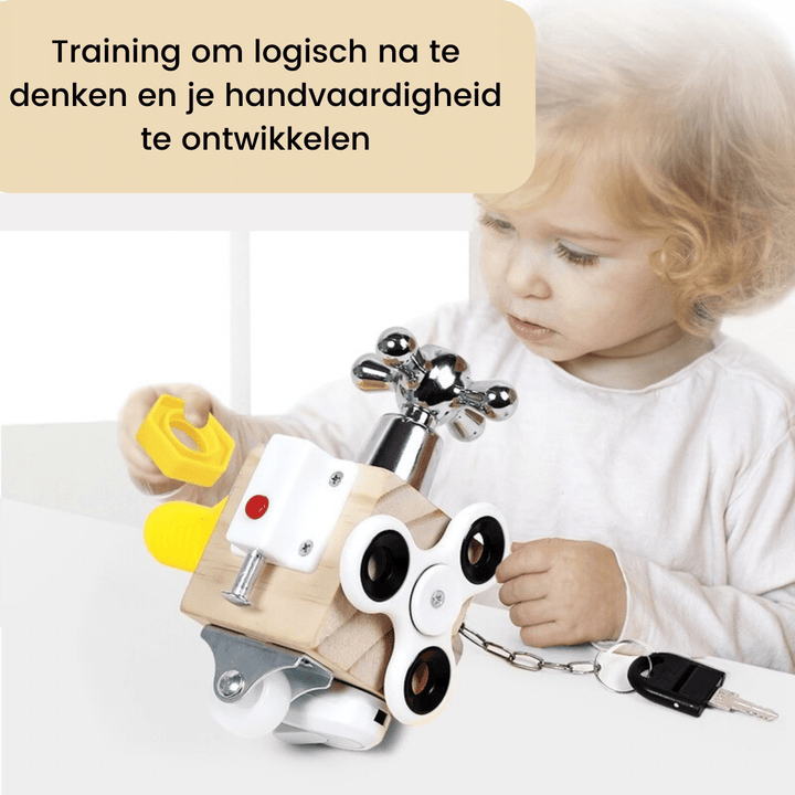 Kleinkind spielt mit Montessori-Holzspielzeug, fördert Feinmotorik und logisches Denken.