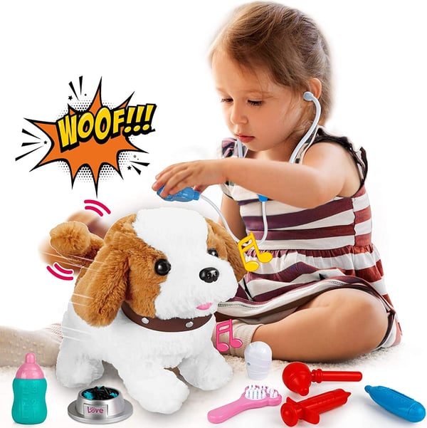 Kleines Mädchen spielt mit interaktivem Plüschhund, Spielzeugarztset, braun-weiß, Kinder.