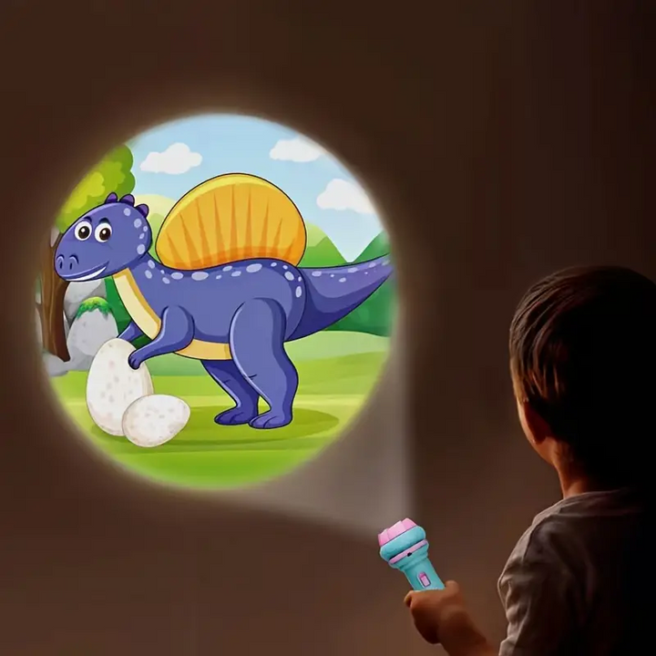 Kind spielt mit Taschenlampe, projiziert Dinosaurierbild an Wand, Kinderzimmer, Spielzeug, blau.