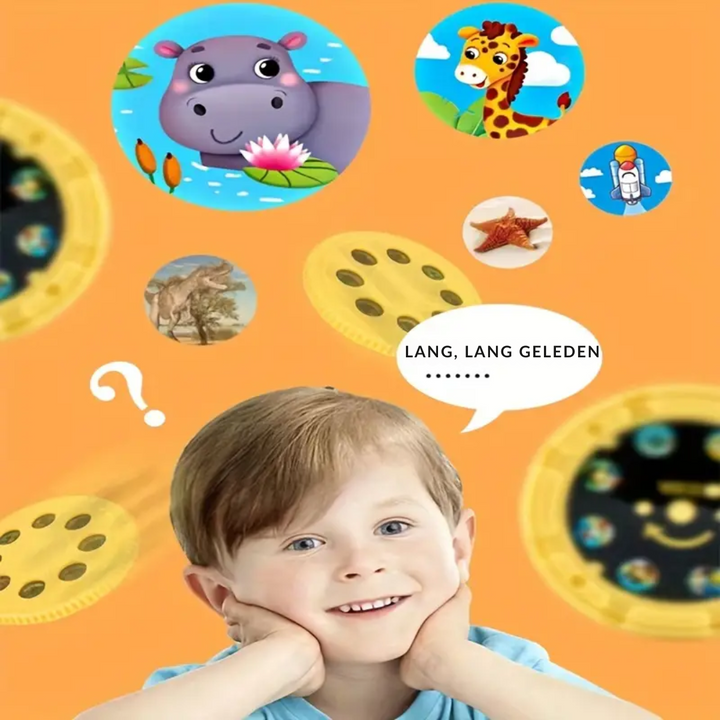Ein lächelndes Kind mit Tierbildern und Fragezeichen auf orangefarbenem Hintergrund.
