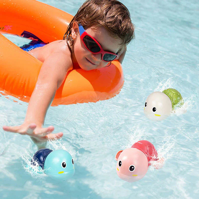 Kind spielt im Pool mit bunten schwimmenden Badespielzeugen, Sommer, Wasser, Spaß.
