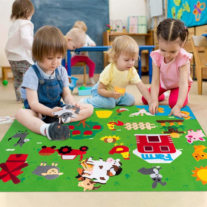 Kleinkinder spielen auf grünem Bauernhof-Spielteppich mit Tiermotiven im Kindergarten.