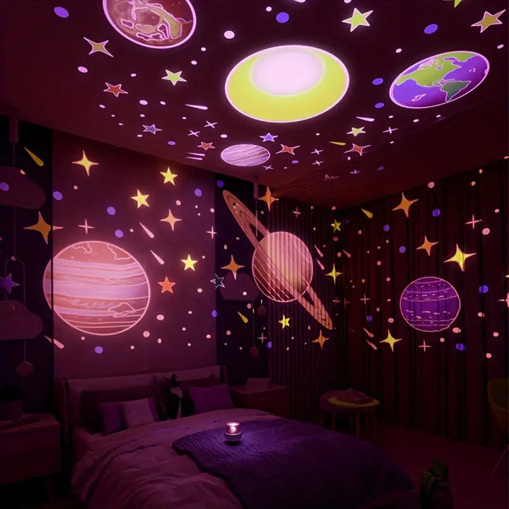 Leuchtende Planeten und Sterne an der Decke eines Kinderzimmers, Weltraum-Dekoration.