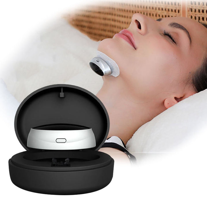 Frau mit Kinnmassagegerät, schwarz-silber, in Etui, Entspannung, Hautpflege, Wellness.