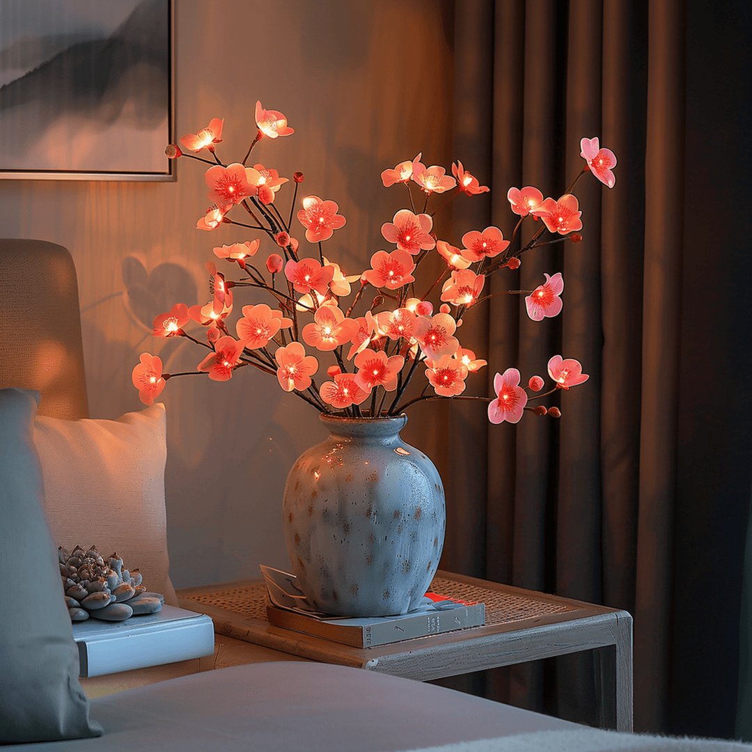 Leuchtende Kirschblütenzweige in Vase, LED-Lichter, Dekoration, Wohnzimmer, stimmungsvoll.