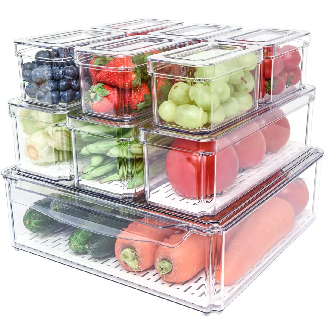 Klarer Kunststoff-Aufbewahrungsbehälter mit frischem Obst und Gemüse, stapelbar, transparent.