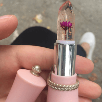 Rosa Lippenstift mit Blume, transparenter Gelstift, feuchtigkeitsspendend, dekorativ.