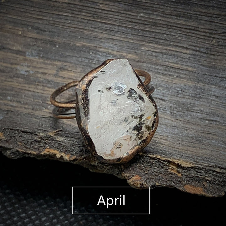 Rohstein-Ring mit klarem Quarz, handgefertigt, Kupferfassung, rustikaler Schmuck, April-Geburtsstein.