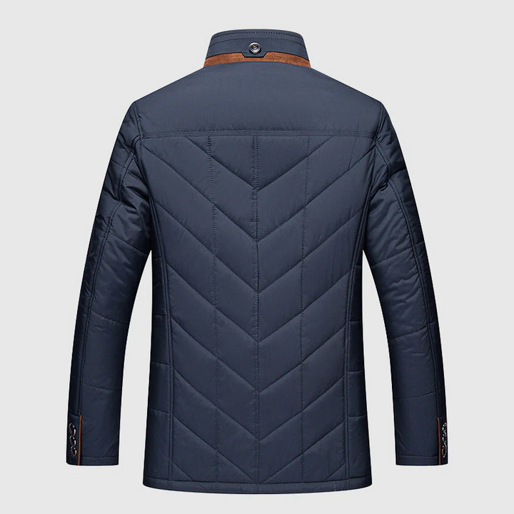 Dunkelblaue Herrenjacke, gesteppter Stoff, elegantes Design, John Wellington, Rückansicht.