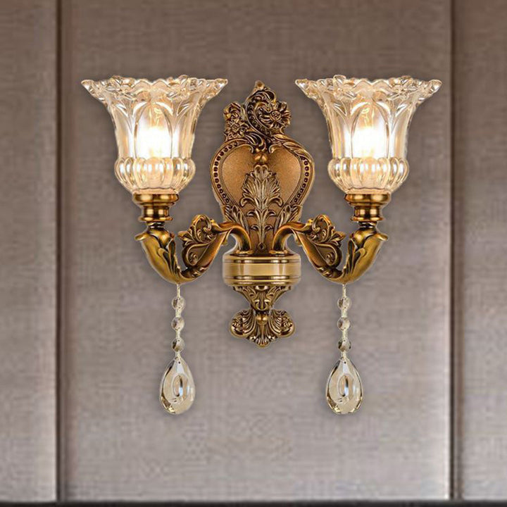Klassische goldene Vintage-Wandleuchte mit Glaslampenschirmen und Kristallanhängern.