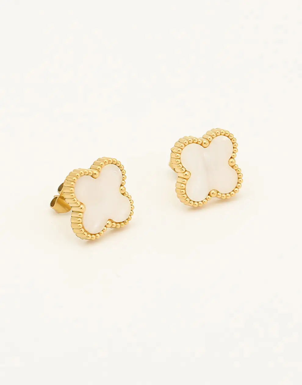 Goldene Kleeblatt-Ohrstecker mit Perlmutt, eleganter Schmuck, Damenaccessoire.