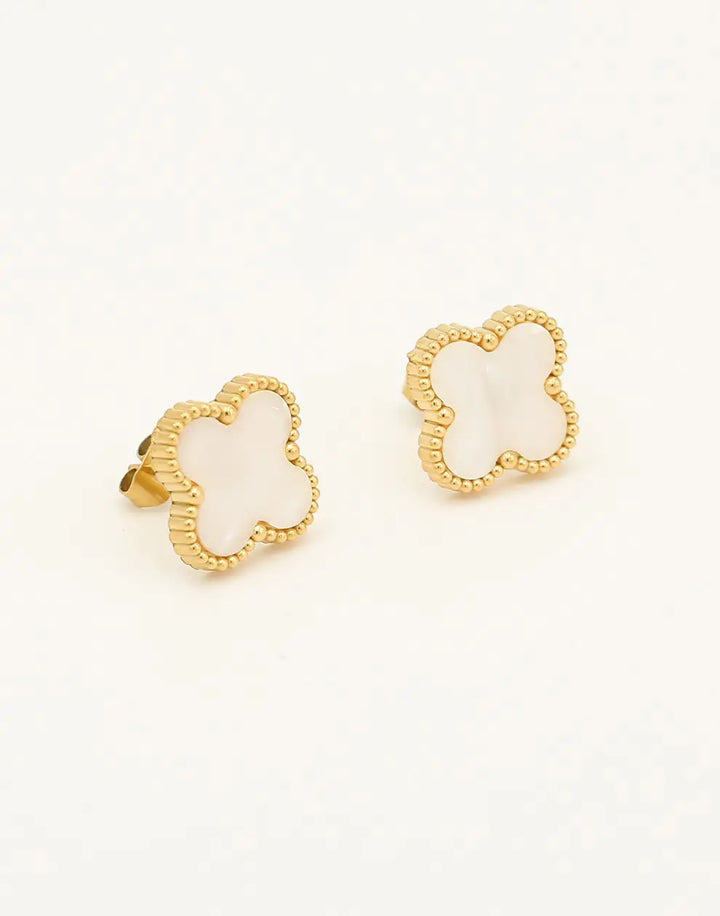 Goldene Kleeblatt-Ohrstecker mit Perlmutt, eleganter Schmuck, Damenaccessoire.