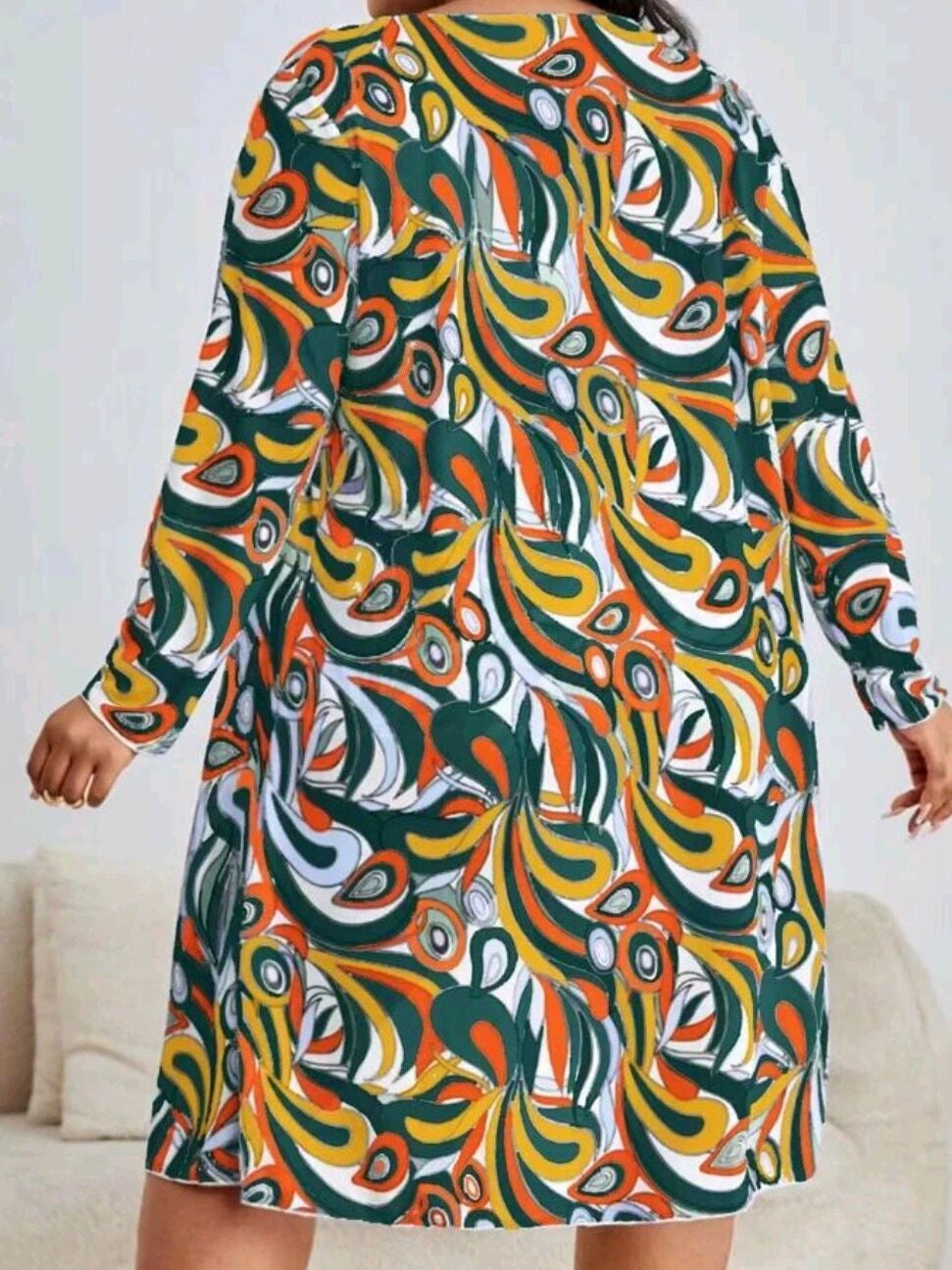 Buntes Kleid mit abstraktem Muster, langärmelig, knielang, aus Baumwolle, Damenmode.