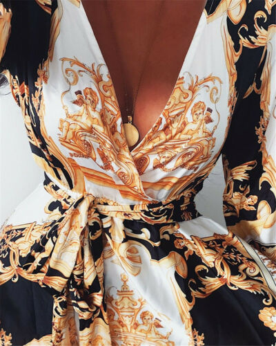 Damenkleid mit barockem Muster, V-Ausschnitt, Wickelstil, Schwarz-Gold-Weiß.
