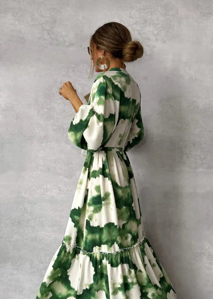 Frau im grünen und weißen Kleid, modisches Design, langärmelig, eleganter Look.