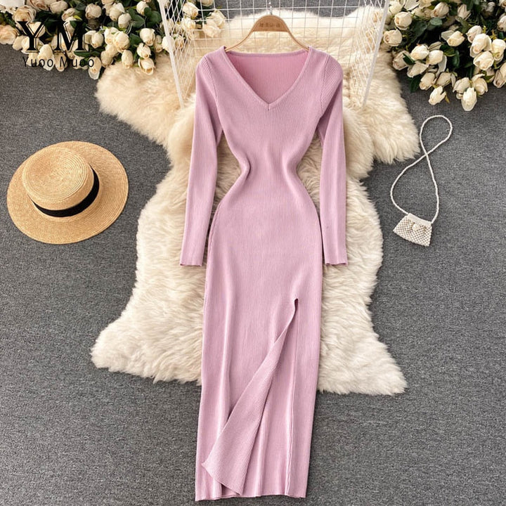 Rosa Strickkleid mit V-Ausschnitt, langärmelig, figurbetont, elegantes Design, Damenmode.