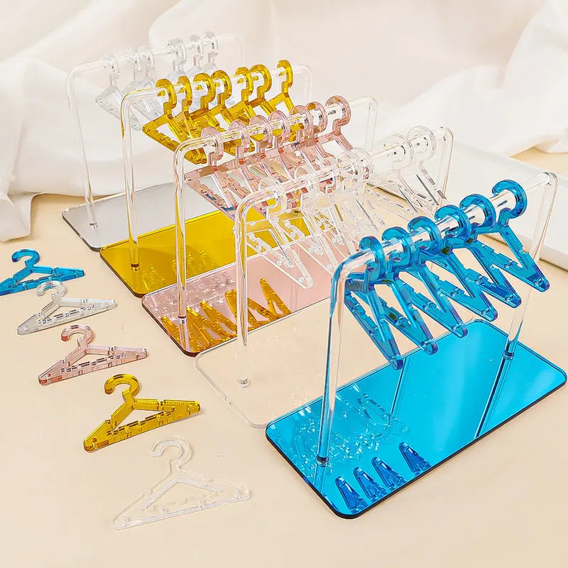 Bunte Acryl-Kleiderbügel auf Ständer, transparent, blau, gelb, rosa, für Kleidung, platzsparend.