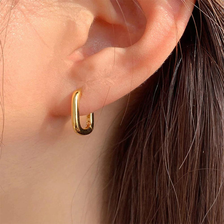 Goldene, kleine, quadratische Creolen, geometrisch, handgefertigt, Damen-Ohrringe, Vintage-Stil.