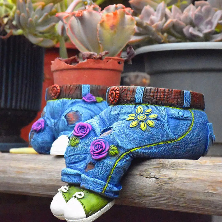 Kleine Sukkulenten-Pflanzgefäß in Form von blauer Jeans mit Blumenmuster, ideal für Garten-Dekoration.