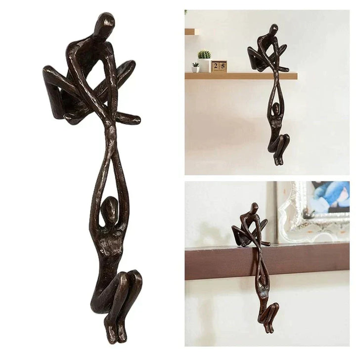 Bronzefarbene Kletterfigur Skulptur, moderne Wanddekoration, Wohnzimmer, Regal, Kunstobjekt.