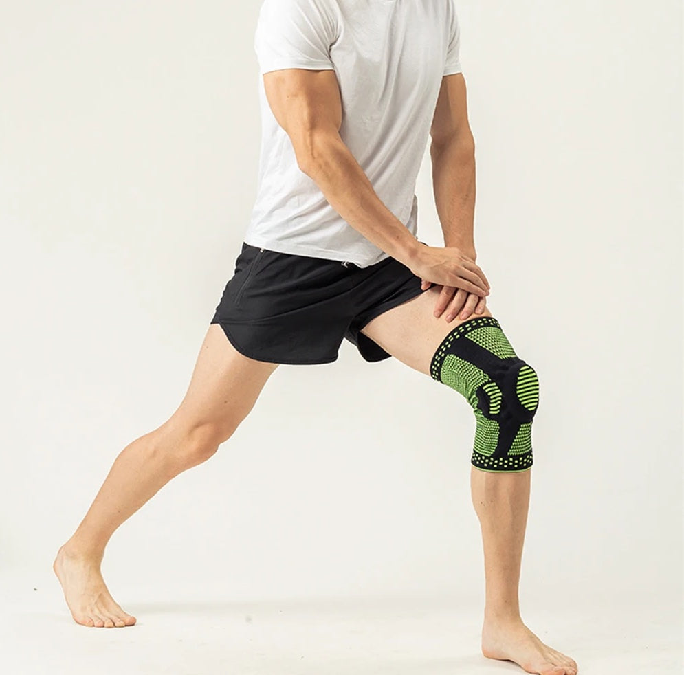 Mann mit grün-schwarzer Kniebandage beim Dehnen, Sportbekleidung, Fitness, Unterstützung.