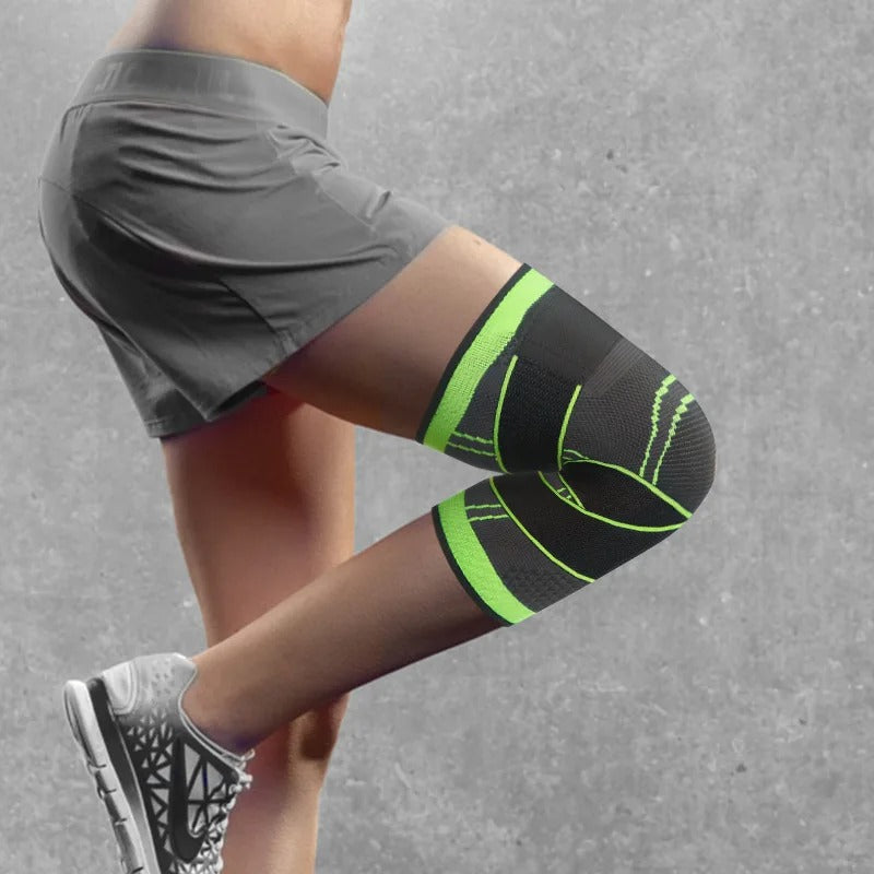 Damenbein mit grauer Shorts und schwarzer Kniebandage mit grünen Akzenten, Sportbekleidung.