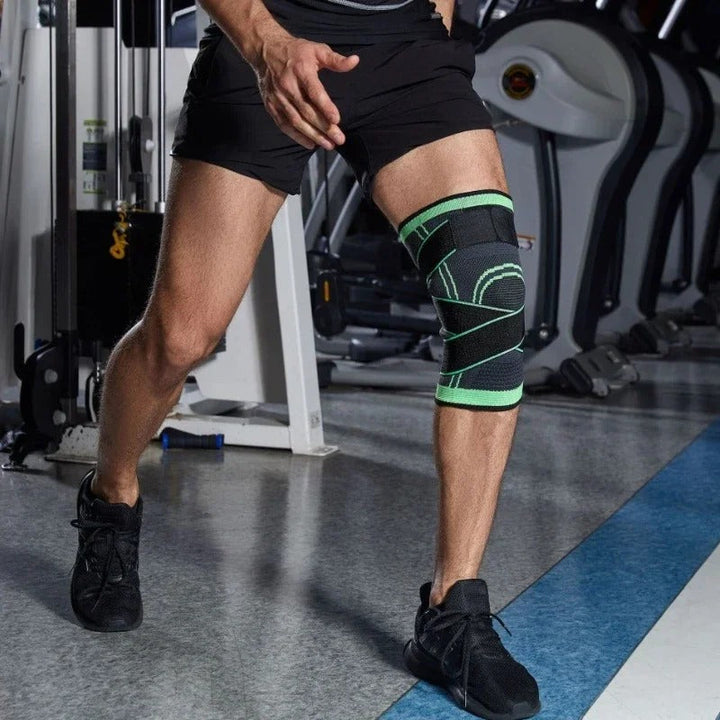 Mann mit schwarzer Kniebandage im Fitnessstudio, Sportbekleidung, Training, Knieunterstützung.