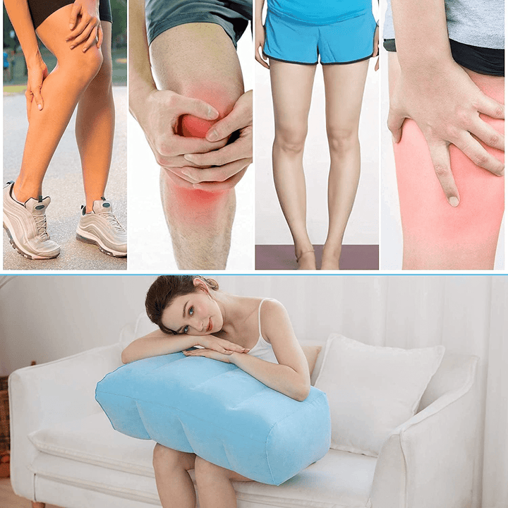 Frau mit blauer Beinhochlagerungskissen auf Sofa, ideal für Beinschmerzen und Erholung.