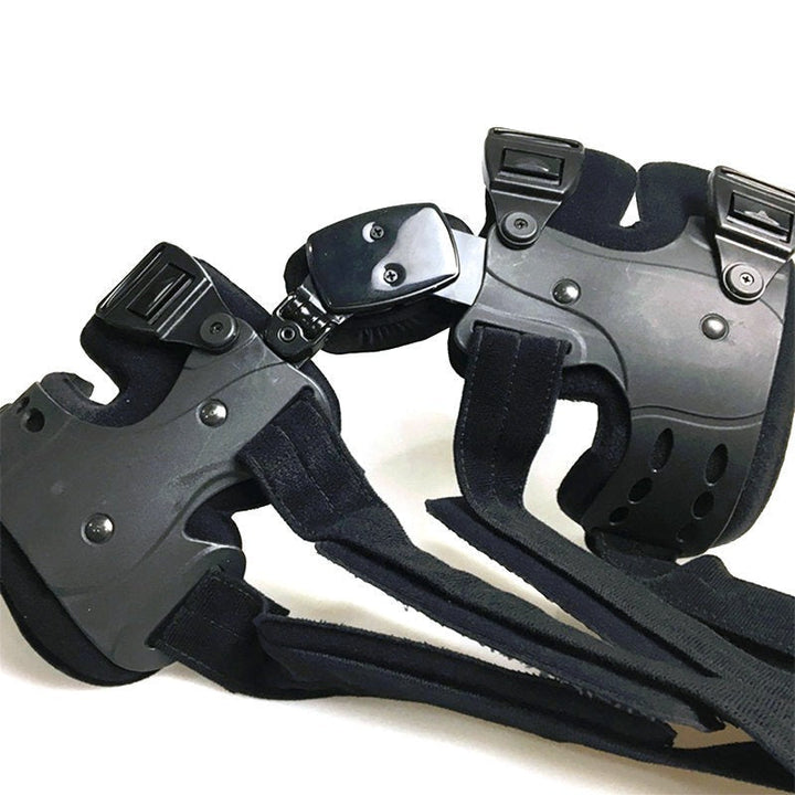 Schwarze Knieorthese mit verstellbaren Riemen, Unterstützung für Sport und Rehabilitation.