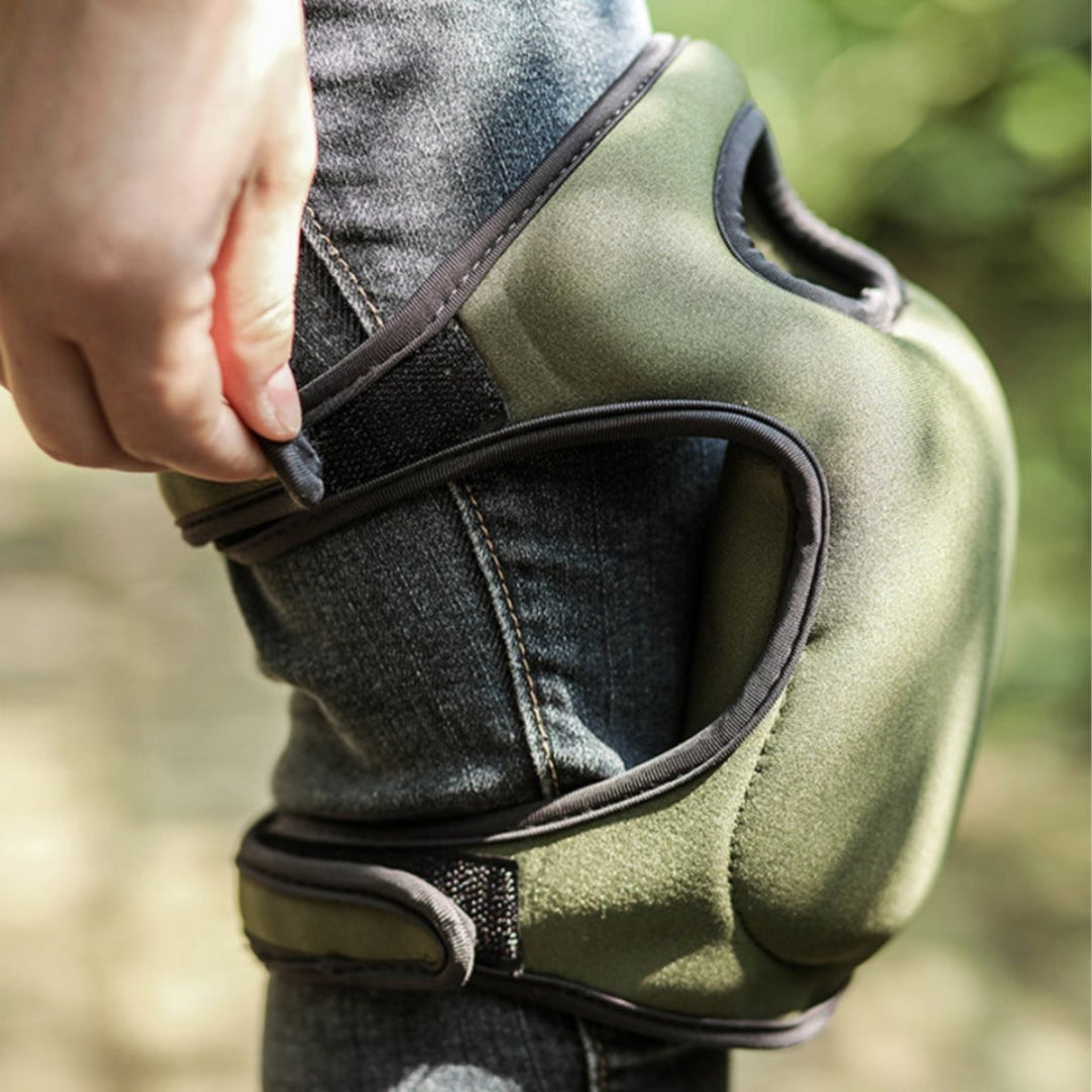 Grüne Knieschoner aus Neopren, verstellbar, für Outdoor-Aktivitäten, auf Jeans getragen.