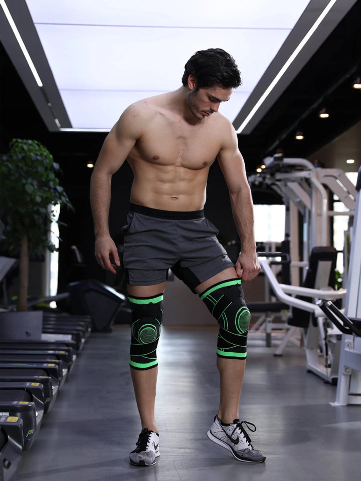 Mann im Fitnessstudio mit grauen Shorts und grünen Kniebandagen, trainiert auf Laufband.
