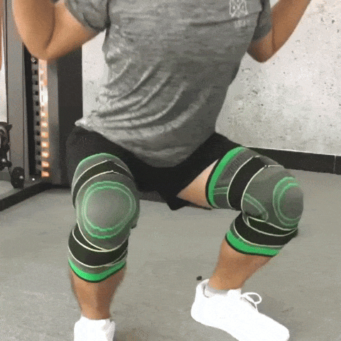 Mann beim Kniebeugen mit grünen Kniebandagen im Fitnessstudio.