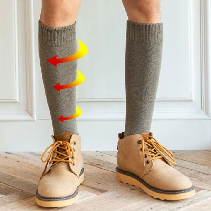Beinwärmer Socken Herren, grau, kniehoch, mit Pfeilen, warme Winterstiefel, Holzboden.