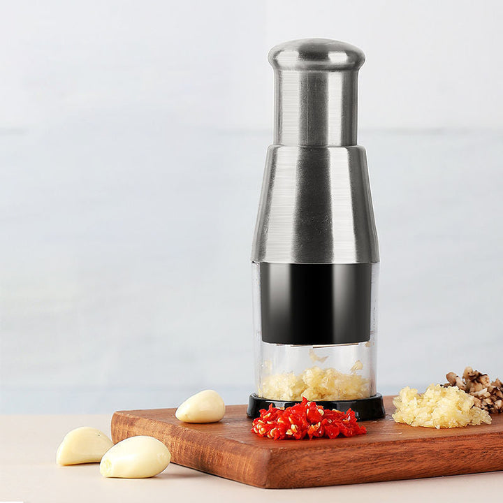 Edelstahl Knoblauchpresse auf Holzbrett, ideal für Küche, effizientes Zerkleinern von Knoblauch.