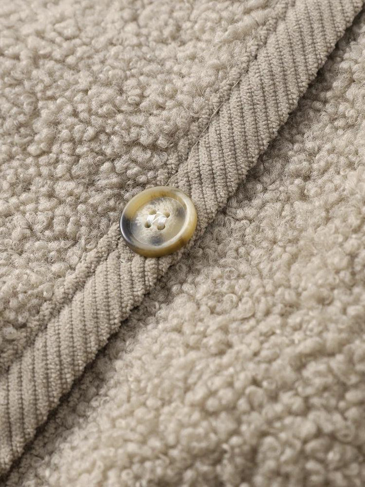Beigefarbener Strickstoff mit Knopf, Nahaufnahme, Textur, Mode, Bekleidungsmaterial.